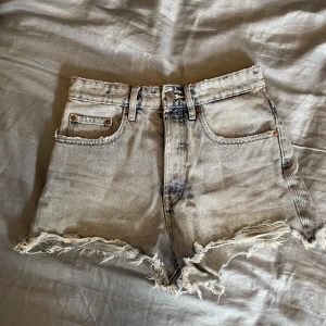 Jeansshorts från Zara - Korta jeansshorts från Zara i fint skick. 