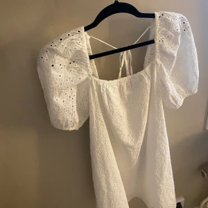 Vit klänning  - Otroligt fin klänning från Other stories. Passar perfekt till student, skolavslutning eller bara en varm sommardag. Puffiga ärmar och lite uppen i ryggen med en knytning. Köpt för 690kr och är aldrig använd. Köpte för att ha till studenten men hittade en annan, därav säljs den. (Prislappen sitter kvar) 🤗 