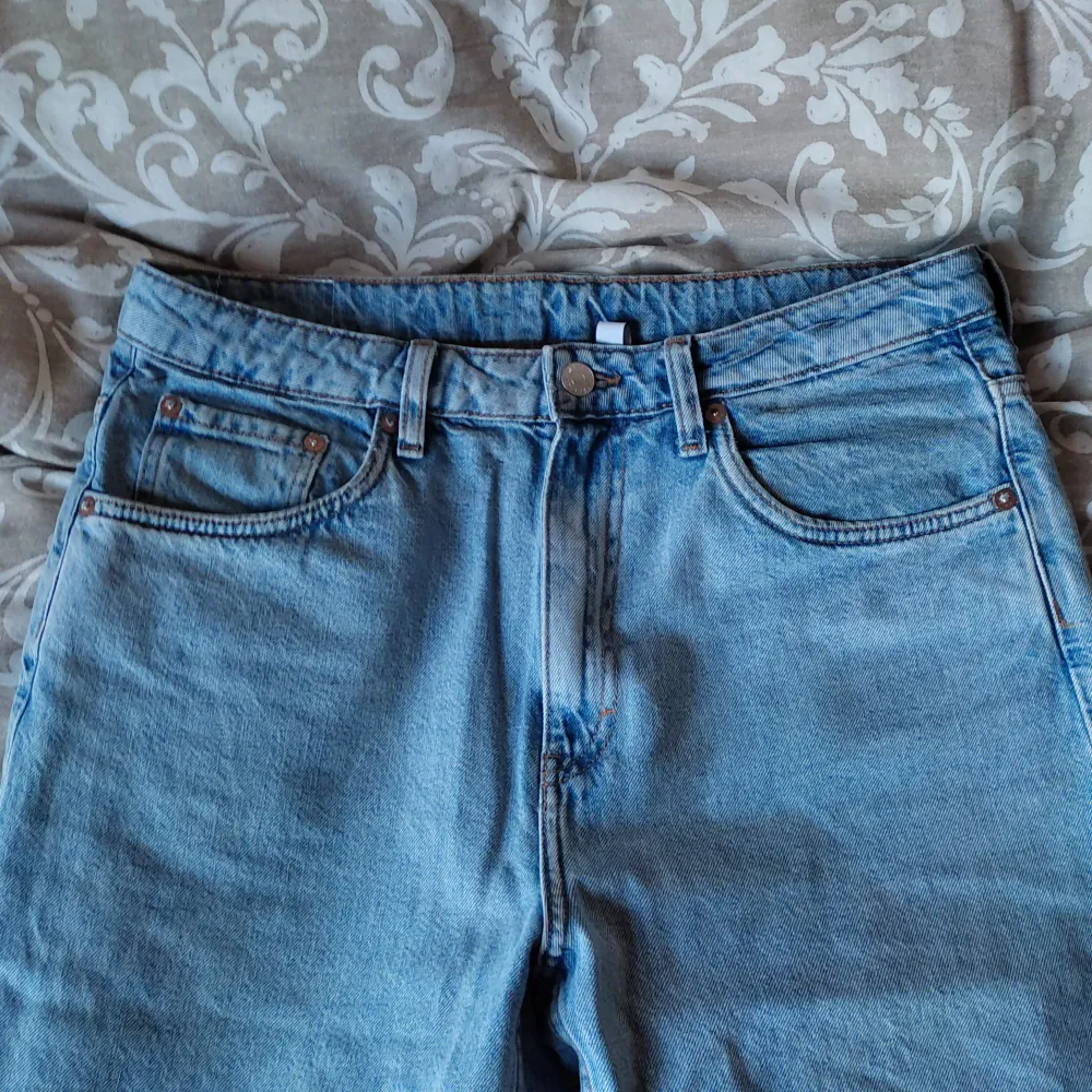 Snygga Weekday jeans som jag köpte förra sommaren men har använt drygt 3 gånger. Storlek M, eller 32/32. Jag är 180 och de sitter bra. Inga defekter och pris går att diskutera vid snabb affär. . Jeans & Byxor.