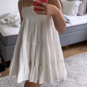 Zara klänning  - Säljer denna klänning från zara som köptes förra året! Klänningen är i nyskick och kan användas som både klänning och kjol (se bilder). Fraktar och möts upp i sthlm💕📦🤗