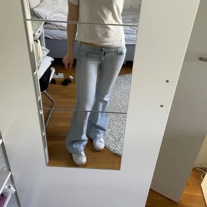 Jeans lowwaist bootcut lågmidjade flare - Fina ljusblå jeans, lowwaist bootcut! Säljer vid bra bud!🤍🤍