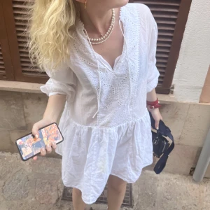 Klänning  - Världens sötaste sommarklänning ifrån H&M, storlek S. Köparen står för frakt❤️❤️