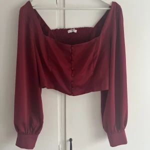 Tröja - Jättefin tröja med silkes material💕 Ifall du är större runt brösten så är den helt stretchig i ryggen vilket gör att den passar bra på alla sorters kroppstyper❤️