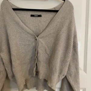 Beige tröja/kofta - Nästan oanvänd från bikbok!!