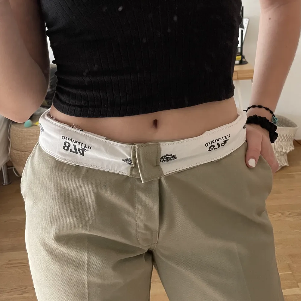 Nästan helt oanvändba dickies byxor som man kan bära lowwaist eller highwaist.💗passar 32/34 i midjan om de är lowwaist.. Jeans & Byxor.