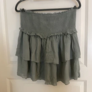 Volangkjol - Volangkjol från Kappahl, som man ser så finns det lite små hål över kjolen därav priset så det är inte bästa skicket men dem märks ej tycker jag!!!