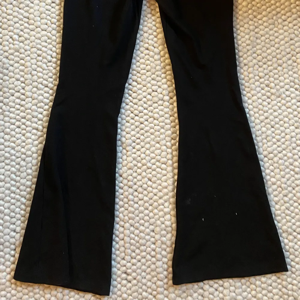 Svarta tights i bra skick med vid nederdel. . Jeans & Byxor.