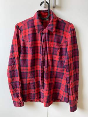 Long sleeve shirt Esprit, looks wrinkled in the photo because it was folded away but it is in good condition and the color is vibrant. It has a ribbon of the same fabric of the short that can be tied up as a ribbon or tie. The shirt has a fitted fit