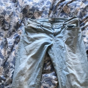 Ltb jeans - Jeansen är i en väldig ljus tvätt, bootcut och sitter som storlek M. Kom privat för mer info💘💘 (pris går att diskutera, och tvättar såklart innan jag skickar) 
