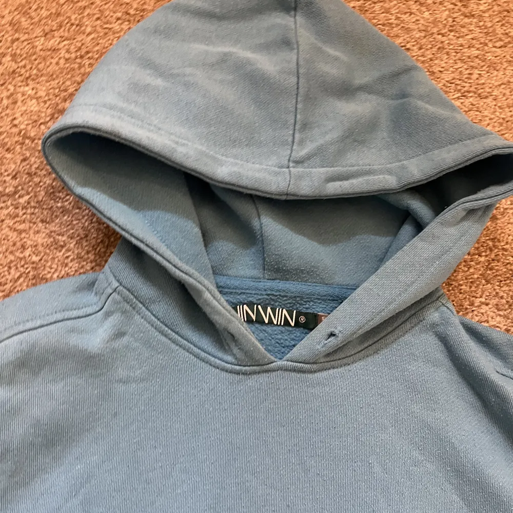 Blå hoodie från Carlings, färgen syns dåligt på bild men den är mer blå i verkligheten, köpt för 500 tror jag för några år sen men fint skick, inga snören, storlek s men är så m/l:). Hoodies.