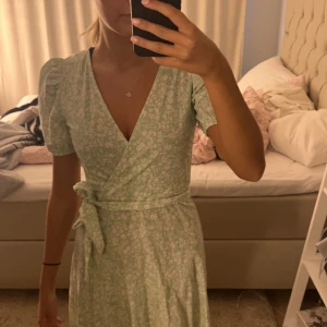 Klänning - Söt klänning från Gina tricot i storlek XS!