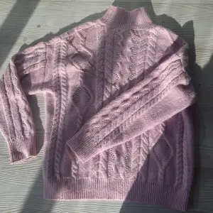 En fin rosa stickad tröja, väldigt varm, endast använt cirka 3 gånger så är i nyskick.  