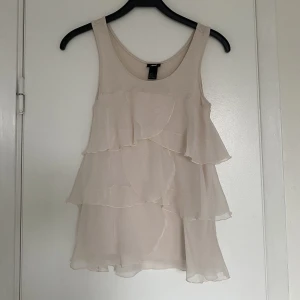 Rosa volanglinne  - Säljer detta rosa volanglinne som är superfint till sommaren. Köpt på hm och storleken är XS men passar även S/M. 