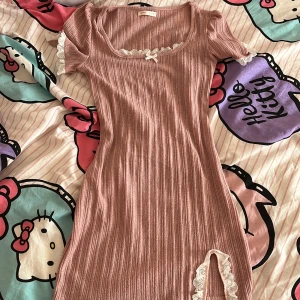 Rosa gullig tunn sommar klänning  - Säljer för att den är för stor. Haft på en gång. Är du intresserad/vill ha fler bilder/har frågor så kontakta mig. 