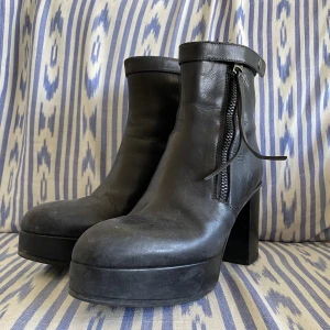 Boots, Acne Studios - Svarta platåboots från Acne Studios i bra skick. Storlek 40 men kan även passa 39