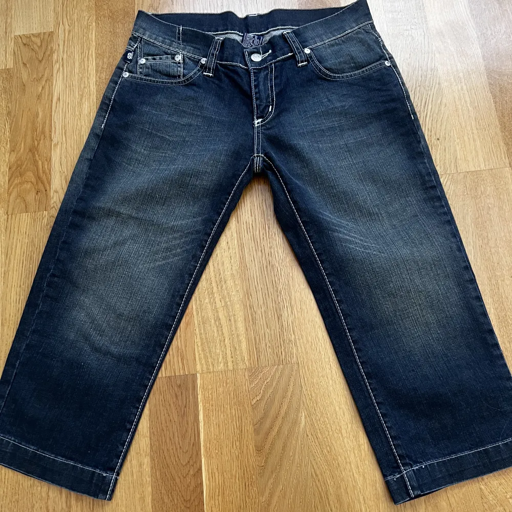 Victoria Beckham trekvarts jeans. Lågmidjade, Inga defekter. Kom privat för bild på . Jeans & Byxor.