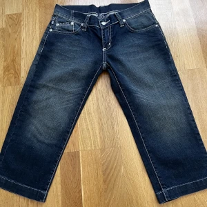 Victoria Beckham Jorts - Victoria Beckham trekvarts jeans. Lågmidjade, Inga defekter. Kom privat för bild på 