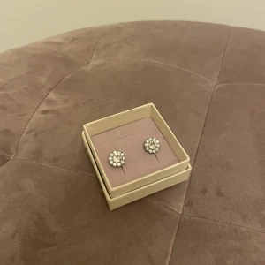 Lily and rose  - Fina Lily and rose örhängen i guld för 290kr