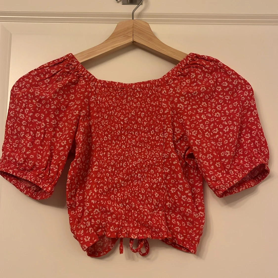 Röd blommig topp - 90
