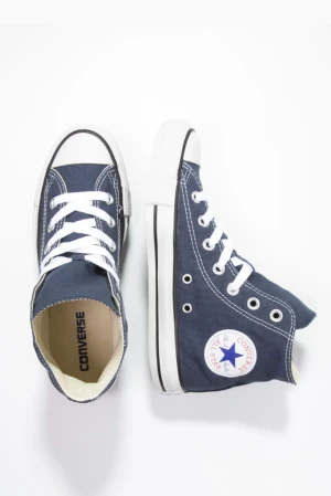 Navy converse  - Converse storlek 38 Har använt dem en gång