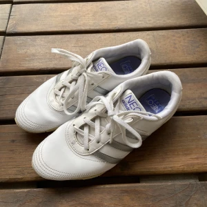 Neo adidas sneakers silver ! - Neo adidas sneakers med silvriga ränder! I toppskick för knappt använda. Storlek 37. Så snygga ba till ett par jeans men tyvärr är de för små för mig🙏🏼. Bara att fråga på om man har nå frågor!🙈💪🏽
