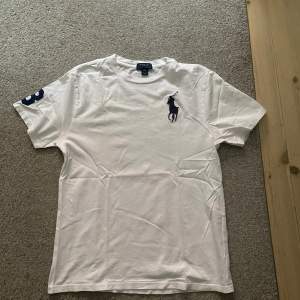 Vit Ralph Lauren T-shirt i barnstorlek XL (som en vanlig M/L) 