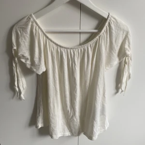 T-shirt  - Säljer den här fina som passar bra nu till sommaren 