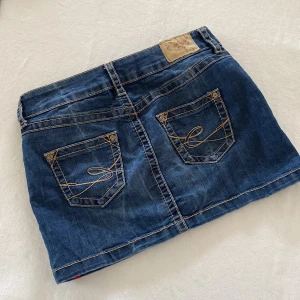 Jeanskjol - Kort vintage minikjol från EDC by Esprit med fina detaljer på fickorna. Varan är i bra skick och storlek 38 men åt det mindre hållet så passar även 36!