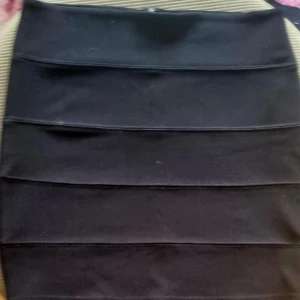 Svart kjol - Svart kjol med dragkedja bak.  Stretchig står strlk 38 men lite uttöjd motsvarande en 40