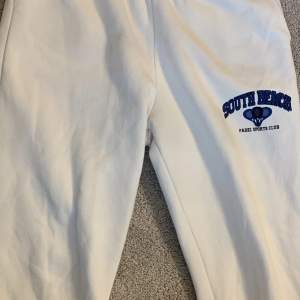 Säljer detta sköna mjukis/pyjamasbyxor från Lager 157, är i storlek S och säljer för att dom ärför korta för mig. 💙🤍