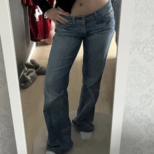Lågmidjade jeans  - Säljer dessa! Står storlek 36 men kan nog passa 38 också då de är väldigt stretchiga. Har lite slitningar längst ner då de har varit för långa på mig så har trampat lite på de men syns knappt! Är 165 & dessa är för långa på mig. Direkt pris 315kr