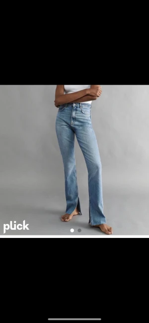 Zara bootcut jeans med slits  - Zara bootcut jeans med slits med mellanhögmidjade , perfekt ljusblå jeans nu till våren , säljs pga att dem inte blir använda!🌺🌸
