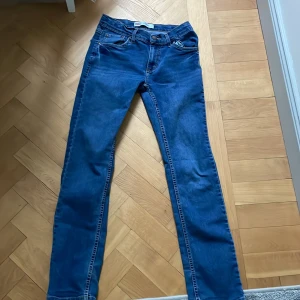 Levis jeans mörkblå - Säljer dessa mörkblåa slim-fit Levis jeans i storleken 16 years | Nypris: 800 kr | Mitt pris: 350 kr | Skick: 10/10 (aldrig använda endast testade) | Hör av er vid minsta fråga eller fundering :)