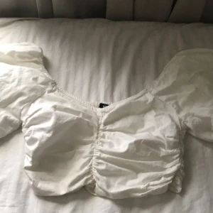 Din vit topp  - Hej säljer min vita topp då den aldrig används. Den har inga tecken på användning och perfekt nu till sommaren. Hör av dig vid frågor eller intresse 