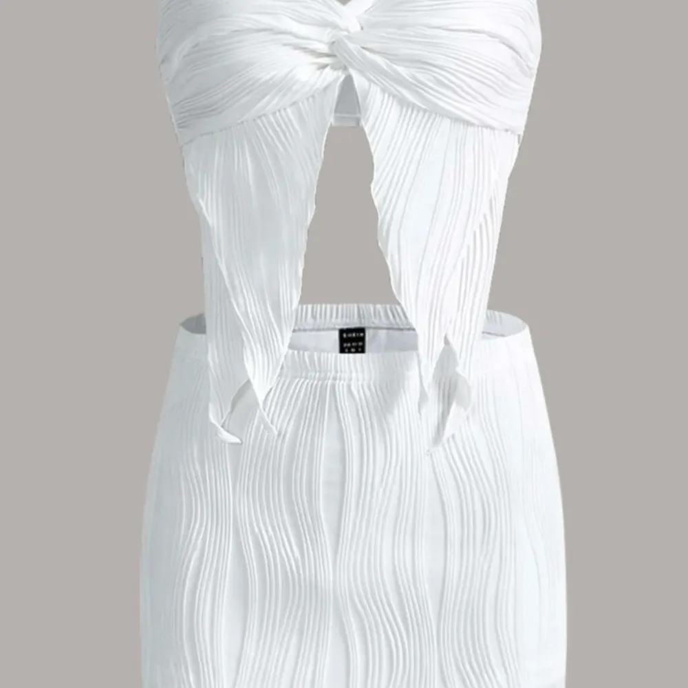 Säljer denna superfina vita toppen (inte kjolen) då den var för stor! aldrig använd och nyligen beställd. . Toppar.