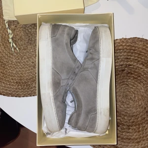 Arigato - Säljer mina Arigato Platforms då jag inte använder dem längre. Märket har skrapats bort lite på höger sko, annars i hyggligt bra skick. Har skosnören, fast dem e inte i så bra skick, så det kan föredrar jag att man skaffar själv. Pris kan diskuteras.