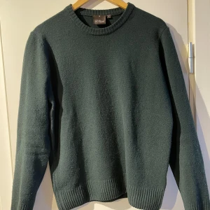 Oscar Jacobsson Stickad Tröja - Säljer då denna Oscar Jacobsson tröja då jag tycker den är för kort på mig. Jag är 188cm och den slutar ungefär precis under bältet, säljer den då jag föredrar lite längre tröjor. Inköpt för ca 2 månader sen och har använts fåtal gånger, inga skador. 