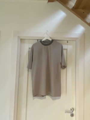 Acne krewneck  - Tvär fet acne krewneck i bra cond!🖤 Grå/beige 