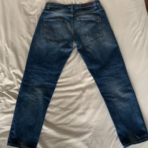 Dondup jeans  - Dondup jeans. I princip oanvända. Värda ca 2700 nypris. Passar 170-180. Pris kan diskuteras vid snabb affär.