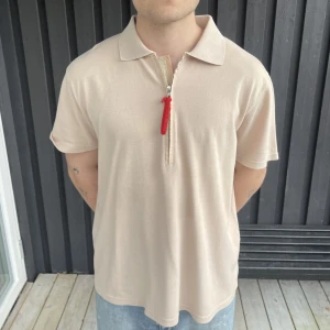 Prada Vintage  - Vintage piké-tröja från Prada.  Tror den är från tidigt 00-tal.  Fortfarande bra skick men har några defekter, den röda flärpen på dragkedjan och två små fläckar.   Osäker på storlek men skulle säga L, rätt så oversized  Kan skicka fler bilder vid intress