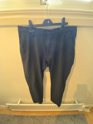 Riley Byxor - Säljer min Riley kostymbyxor pga av att de är för små, Bekväma och ganska tunna. Perfekt för våren!