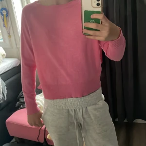 Tröja  - Fin rosa tröja från mango som har blivit för liten! Liten fläck på ryggen som knappt syns! Kontakta för fler bilder!🥰