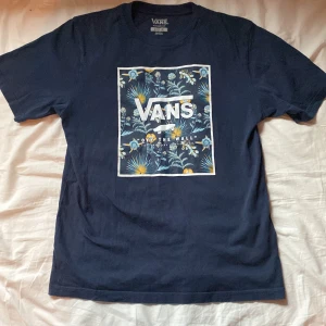 Mörkblå vans t-shirt  - Mörkblå vans tröja, nästan aldrig använd och i toppskick, 12-14 år, 100% bomull