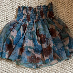 Kjol - Kort tyg kjol. Är inte säker på storleken men det är ett väldigt stretchit material. 