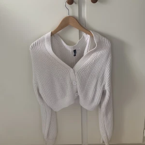 Kort söt kofta - Kort söt vit kofta som inte kommer till användning längre💕💕s men passar även xs och m!