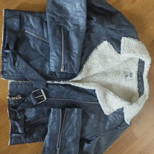 Skinnjacka med ullfoder - Superfint skick utan skavanker. Mjukt läder och värmande ullfoder. Passform: figursydd för storlek S/M. Klassisk modell