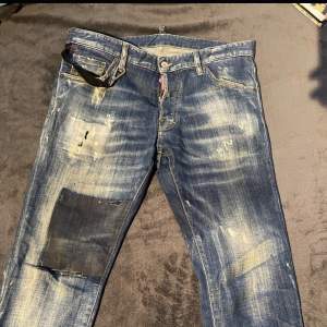 Dsquared2 jeans i storlek 50/M, väldigt fint skick knappt använda, köpta i dubai mall. Köpta för 6000kr.