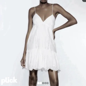 Somrig klänning - Säljer min superfina klänning från zara, perfekt nu under sommaren. Den är knappt använd och i nyskick! Storlek S men den är justerbar i ryggen så den passar även M och Xs. Skriv via funderingar och annat 💕  (bilden är ifrån deras hemsida)