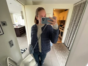 Uniqlo jacka blå - Säljer min så fina uniqlo jacka! Bra skick förutom ett super super litet hål på baksidan vid armhålan på baksidan av jackan! Storlek L men passar M❤️