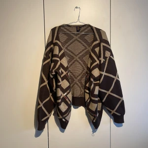 Vintage Kofta - Brun vintage kofta med rutigt mönster och dragkedja.  